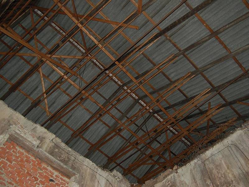 Objekt je od roku 1991 provizorně zastřešen plechovou střechou. Původní střecha se v šedesátých letech propadla.