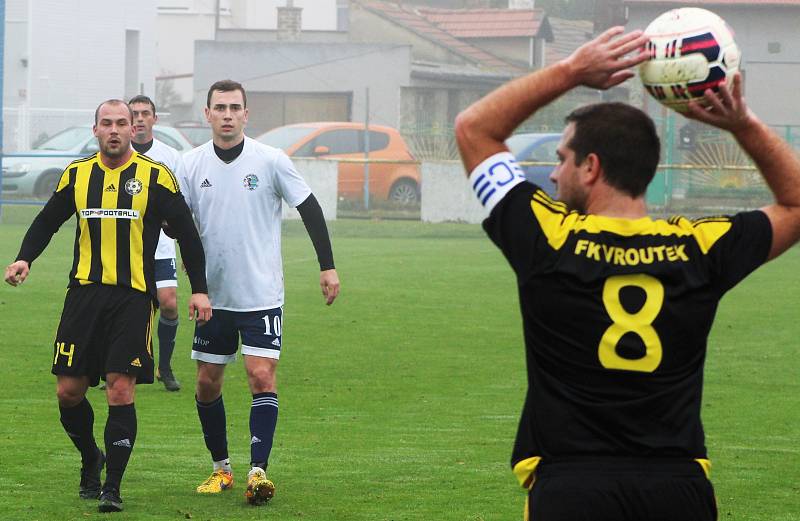 Dobroměřičtí fotbalisté (v bílomodrých dresech) porazili Vroutek 2:1.