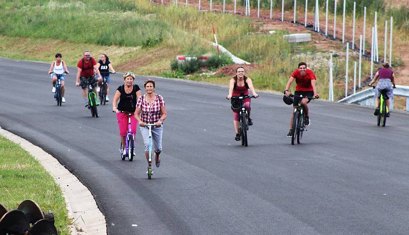 Lidé v Lubenci na Podbořansku si prohlédli nový úsek dálnice D6