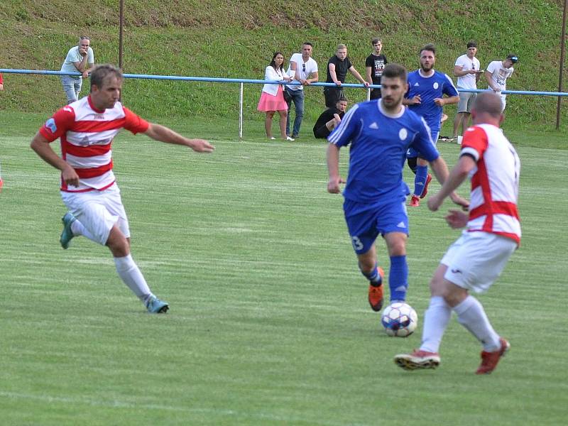 Fotbalisté Domoušic (v modrém) jsou blízko postupu z A třídy. V posledním domácích utkání sezóny si poradili s Ervěnicemi.