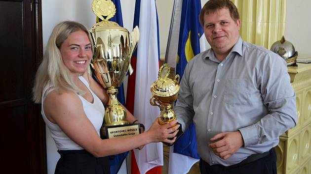 Adéla Citová a starosta Loun Pavel Janda s trofejí pro sportovce měsíce