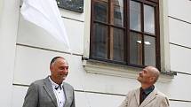 Oldřich Látal (vlevo) a Radovan Šabata odhalují novou pamětní desku