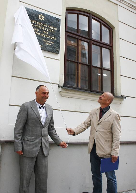 Oldřich Látal (vlevo) a Radovan Šabata odhalují novou pamětní desku