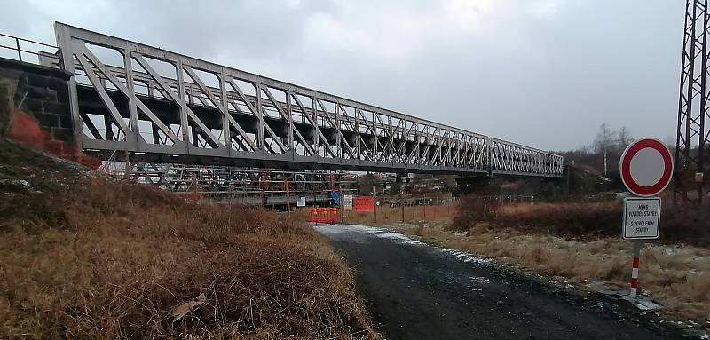Nová konstrukce nahradí starý železniční most přes řeku Ohři v Žatci. Kvůli tomu je v místě uzavřená cyklostezka.