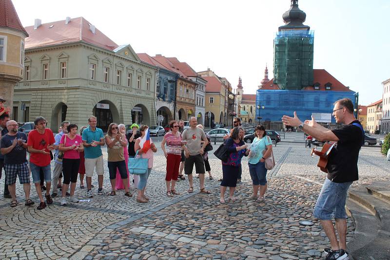 Pět desítek lidí se sešlo v úterý v podvečer u Morového sloupu na centrálním náměstí v Žatci.