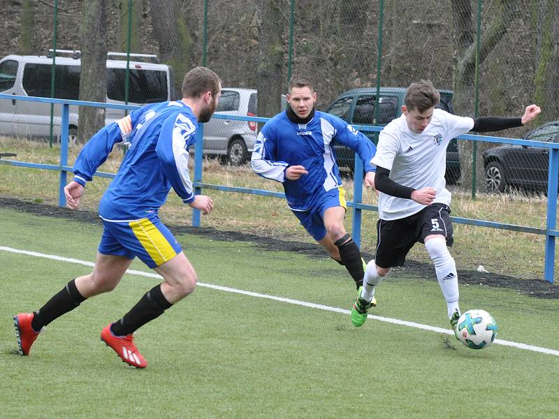 Úvodní jarní kolo fotbalisté Dobroměřic (v bílém) zvládli na výbornou a závěr utkání proměnili v exhibici.