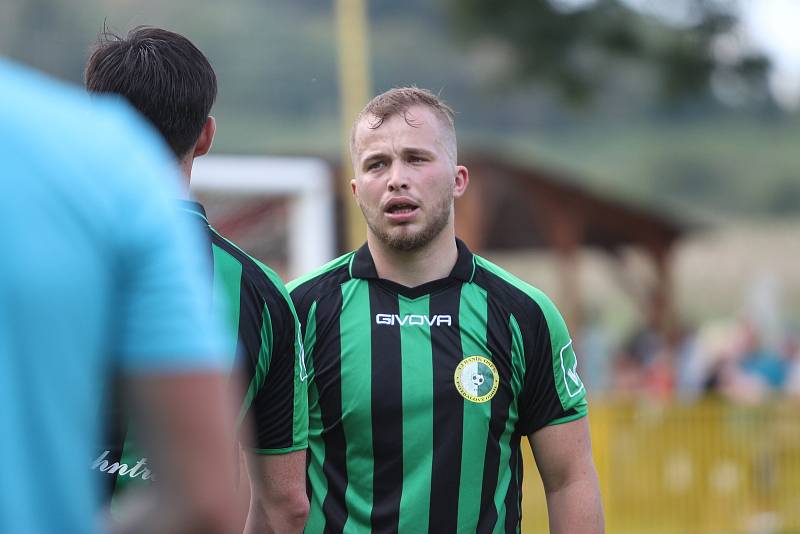 Fotbalisté Chlumčan (v modro-červeném) doma padli 1:4 s Osekem.