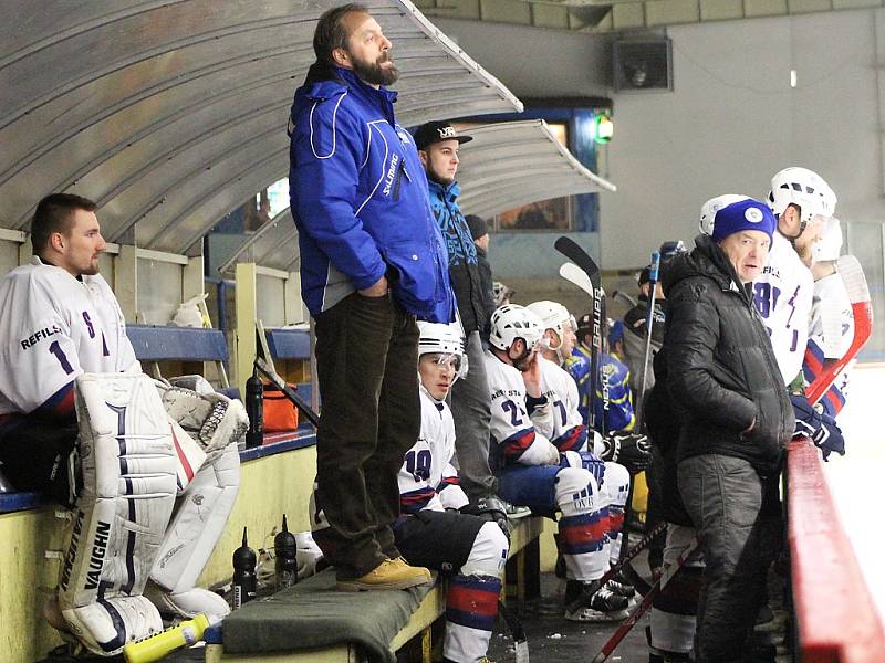 Hokejisté Loun (v bílém) porazili Roudnici 6:5.