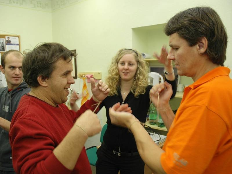Lektorka Kateřina Černá pomáhá účastníkům kurzu Petrovi Červeňanskému (vlevo) a Jiřímu Matějkovi zvládnout jeden ze zadaných úkolů.