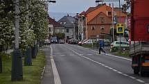 V Žatci chtějí zpomalit auta v ulici Volyňských Čechů. Informační radar na některé řidiče moc nezabírá, zvažuje se do prostoru přechodu pro chodce umístění zpomalovacího semaforu. A pro nákladní auta by v ulici platila maximální třicítka.