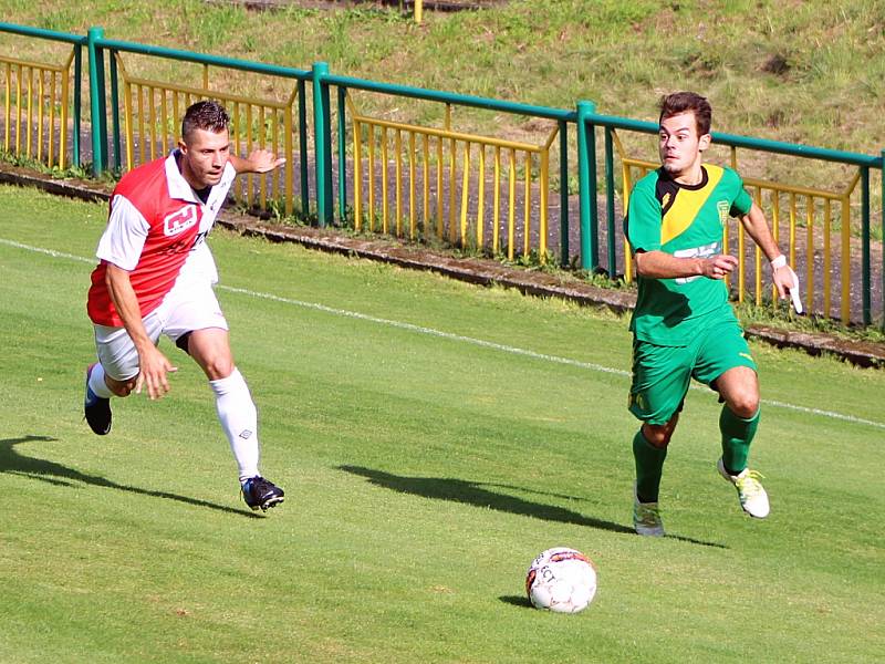 Slavoj Žatec (v zeleném) těsně porazil nováčka z Perštejna 2:1 (1:0).