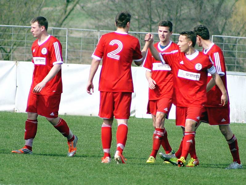 Blšany (ve žlutém) v sobotu porazili tým Hrobců 2:1 a příkladně se rvou o záchranu.