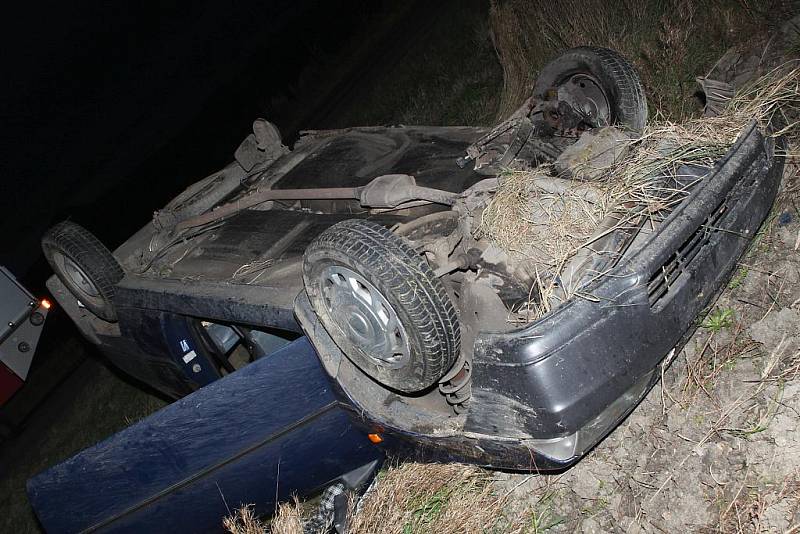 Auto skončilo po nehodě u Lenešic na střeše