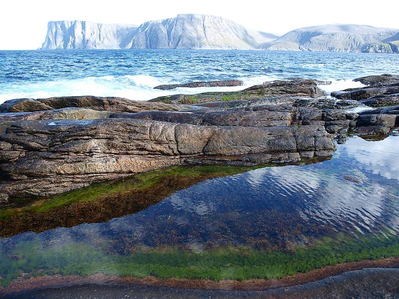 Pohled z nejsevernějšího místa Evropy, výběžku Knivskjellodden, na útes Nordkappu