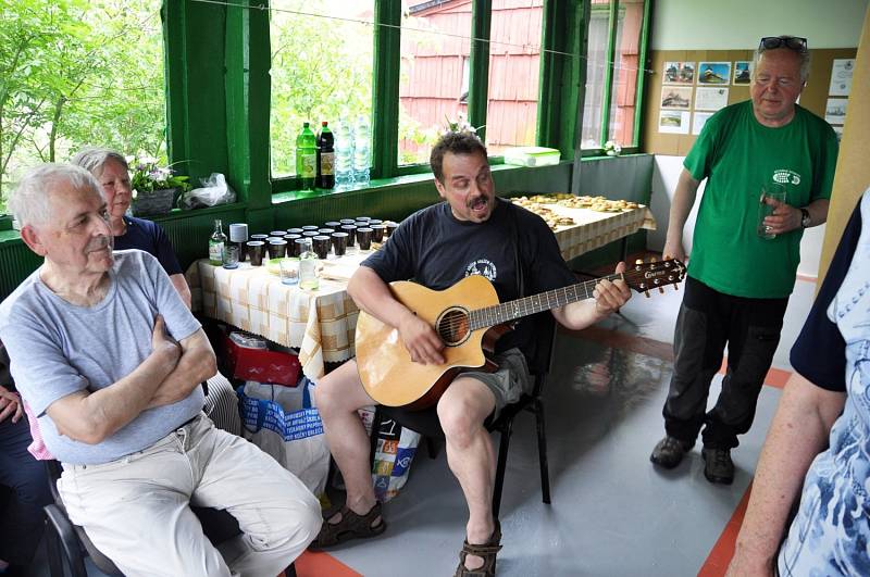 Turisté oslavili 110 let od otevření chaty na Červeňáku