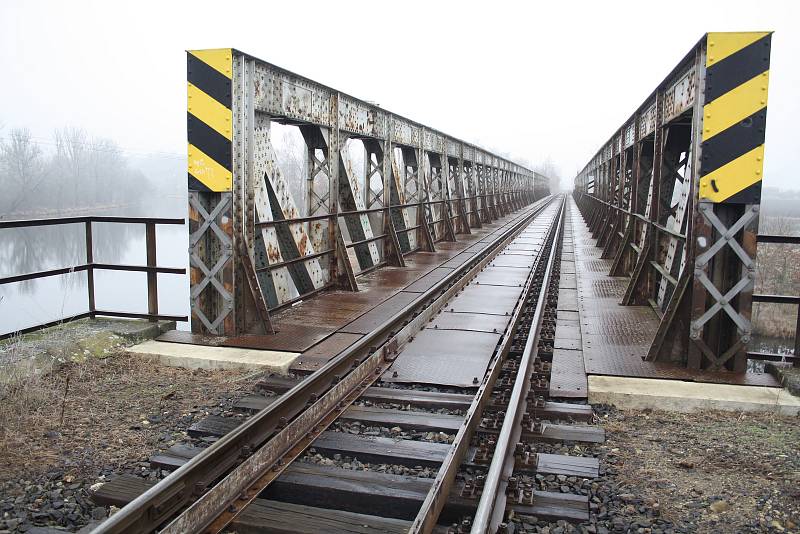 Železniční most přes řeku Ohři u Libočan na Žatecku má projít rozsáhlou rekonstrukcí.