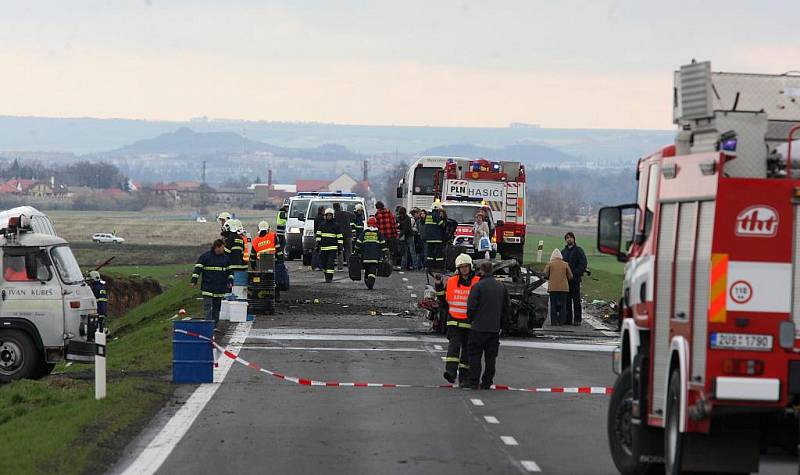 Tragická srážka autobusu a osobního vozu, v kterém uhořel jeden člověk