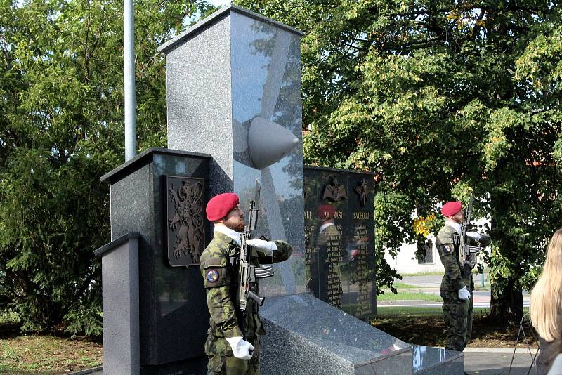 Leteckém muzeum v Bezděkově má novou fasádu. Z muzea se účastníci akce přesunuli k památníku letců v Žatci, kde se konal každoroční pietní akt u příležitosti Dne letectva.