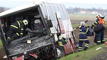 Tragická srážka autobusu a osobního vozu, v kterém uhořel jeden člověk