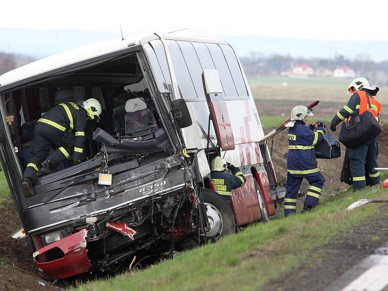 Tragická srážka autobusu a osobního vozu, v kterém uhořel jeden člověk