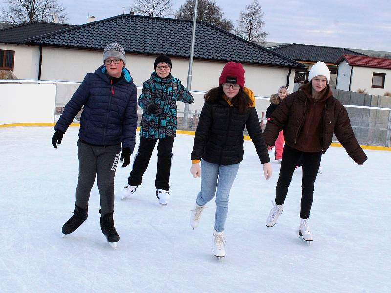 V Podbořanech mohou zájemci stále využívat venkovní kluziště. Kluziště v areálu koupaliště je otevřeno denně od 10 do 19 hodin, v pracovní dny dopoledne bude led vyčleněný pro tamní školy a školky.