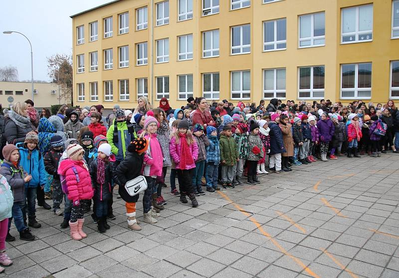 Před postoloprtskou školou si zazpívali všichni současní žáci a dokonce i někteří absolventi