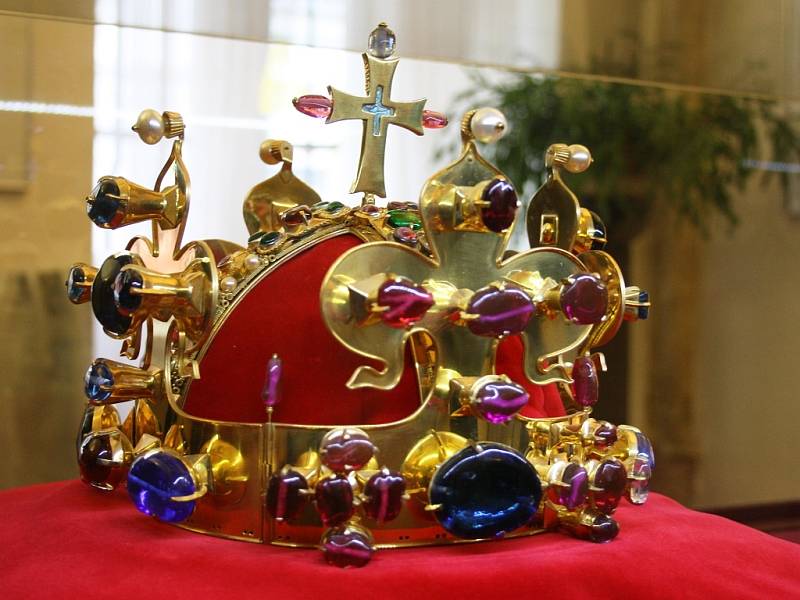 Kopie Svatováclavské koruny, pohled na zadní část