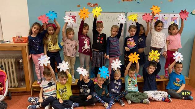 Větrníkový den na podporu nemocných dětí v MŠ V Domcích se vydařil.