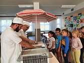 Ředitel ZŠ Školní v Lounech Lukáš Valda ( s brýlemi)  se převlékl za zmrzlináře a rozdával dětem zmrzlinu.