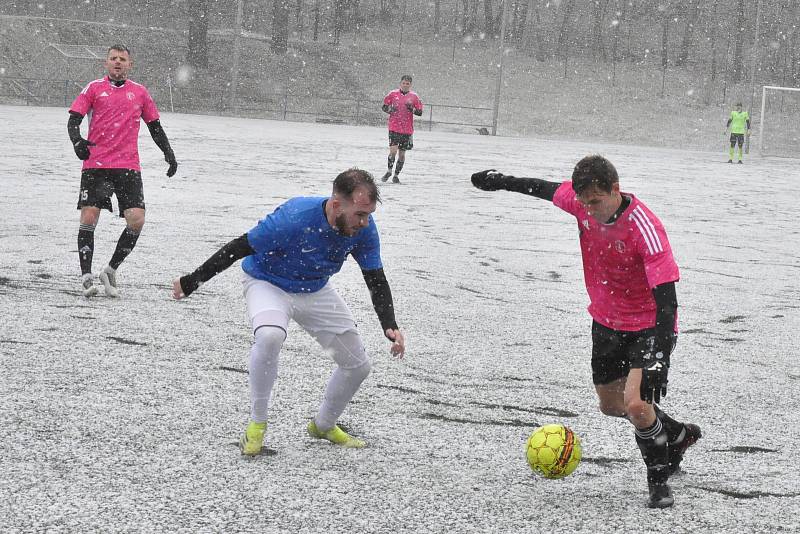 Fotbal v podání domácích, jako den a noc. První půle v chumelenice patřil Šluknovu (v modrém), ale druhý poločas už byli fotbalisté Dobroměřic lepším týmem a proto jim patří první tři jarní body. O víkendu se hrají další zápasy,