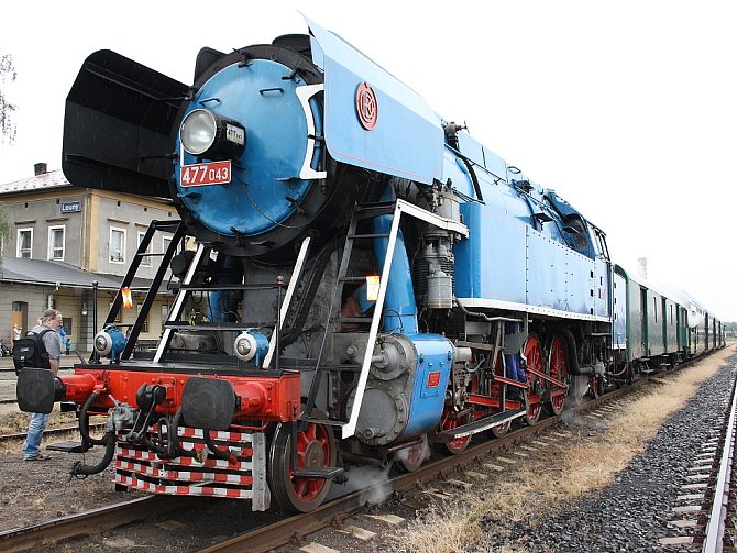 Speciální vlak s parní lokomotivou, přezdívanou Papoušek
