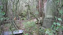 Kostel a přilehlý hřbitov v Přibenicích na Podbořansku jsou ve zdevastovaném stavu.