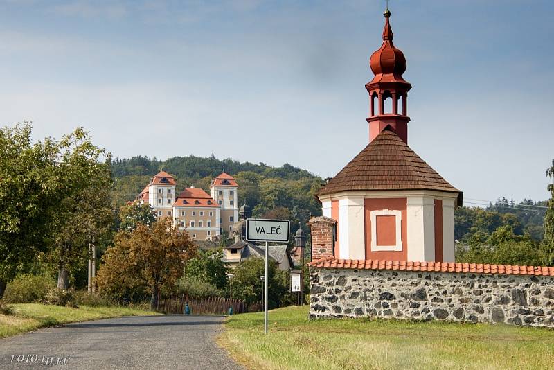 Ve Valči je celoročně přístupný park, návštěvníci si mohou prohlédnout Lapidárium soch Matyáše Bernarda Brauna a zámecké interiéry.