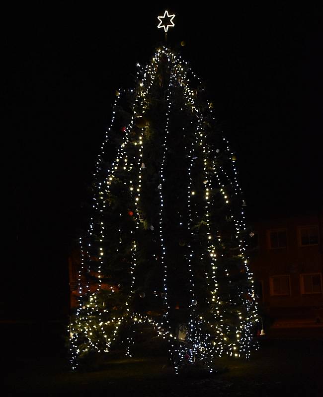 Vánoční strom ve Vroutku.