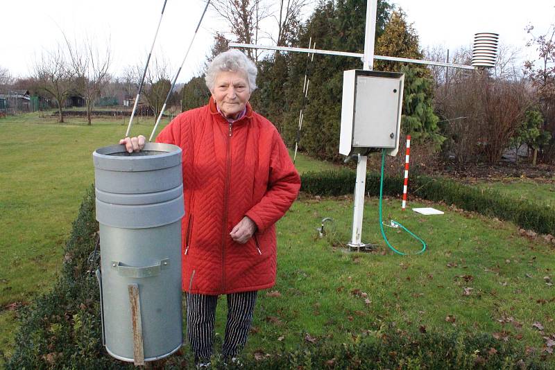 Marie Karasová má na své zahradě klimatologickou stanici.