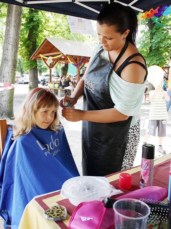 Kadeřnice a tatérky se musely pořádně otáčet