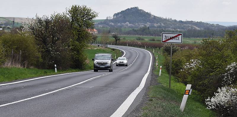 Silnice I/15 mezi Mostem a Lovosicemi u Želkovic na severu Lounska. Na trase je řada zatáček a nepřehledných úseků.
