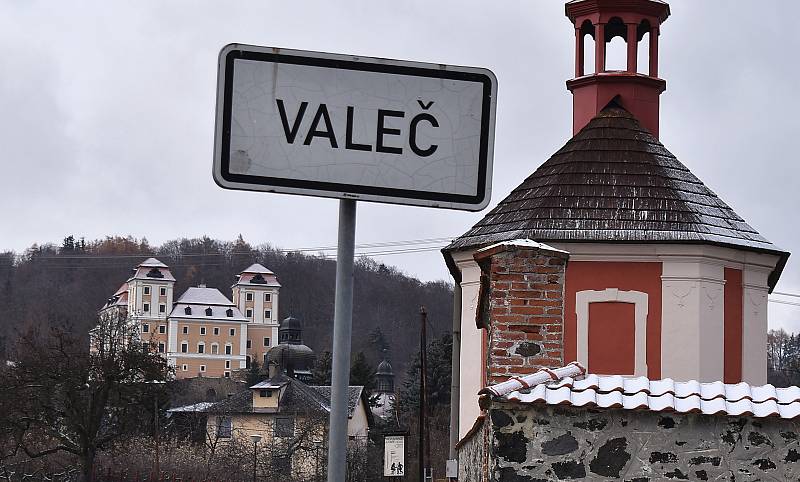 Obec Valeč je známá množstvím památek. Teď se tam opravuje bývalá spilka a konírna, který zbyly po rozsáhlém areálu pivovaru v centru obce.