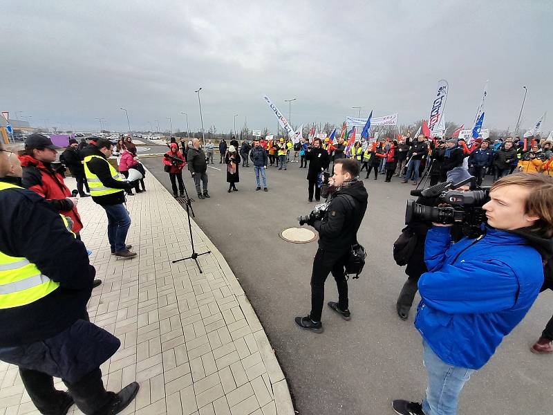 Demonstrace na podporu stávkujících zaměstnanců firmy Nexen.