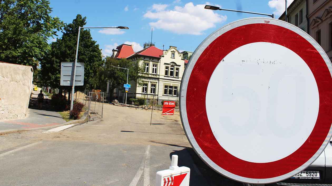 Uzavírka frekventované Pražské ulice v Žatci se prodlouží do poloviny prosince