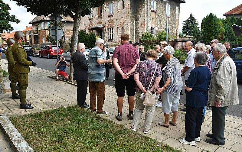 V Lounech se v pondělí 1. srpna vzpomínalo na 110. výročí narození Otakara Jaroše. Nejdříve byla položena kytka u pamětní desky v areálu ZŠ a MŚ Kpt. Otakara Jaroše a pak u rodného domu.