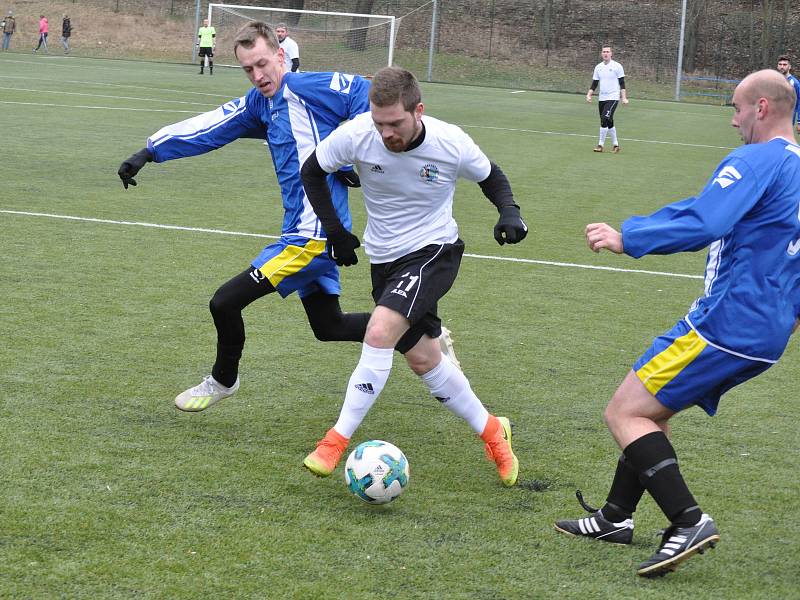 Úvodní jarní kolo fotbalisté Dobroměřic (v bílém) zvládli na výbornou a závěr utkání proměnili v exhibici.