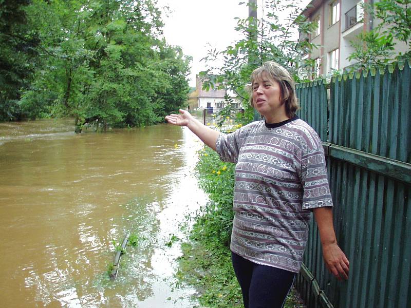 Rok 2002: záplavy v našem regionu na Chomutovce a následná humanitární pomoc od lidí z okresu Louny, proudící do celé ČR.