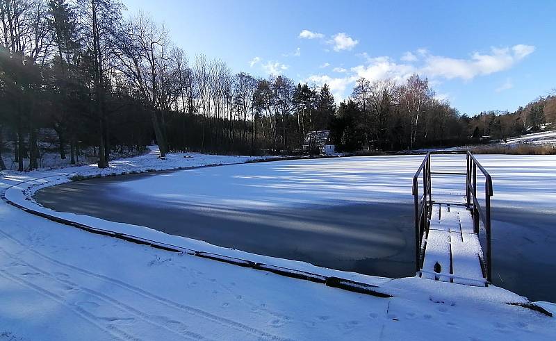 Zimní idyla u zamrzlého rybníka v Žerotíně. O jeho vlastníkovi rozhodne Okresní soud v Lounech.