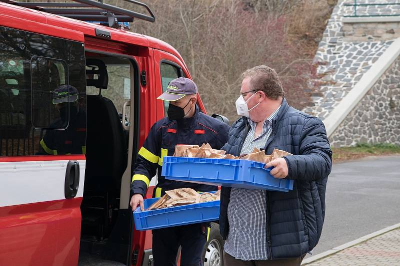 Starosta Podbořan Radek Reindl spolu s místním zastupitelem a velitelem dobrovolných hasičů Josefem Svobodou rozvezli štolu do školek, škol a domova pro seniory.