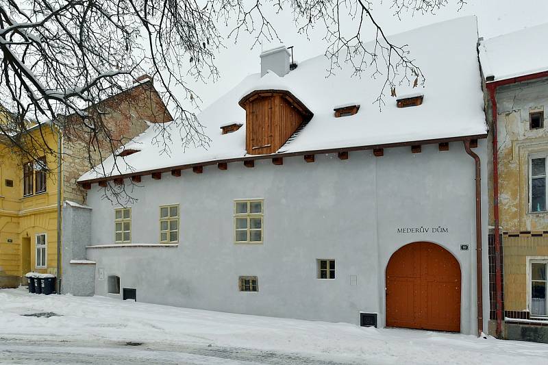 V Žatci skončila rekonstrukce Mederova domu. Jeho interiér čeká ještě doplnění o expozici.