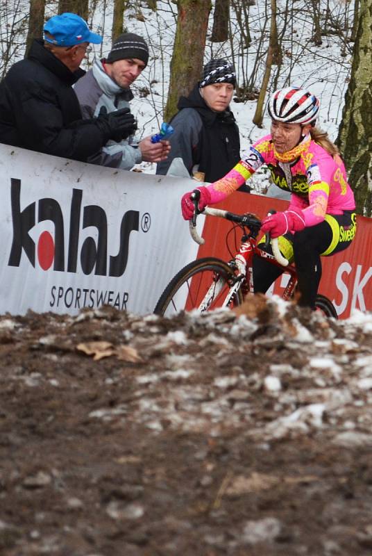 MČR v cyklokrosu 2016 v Kolíně. V růžovém vítězná lounská cyklokrosařka Martina Mikulášková.
