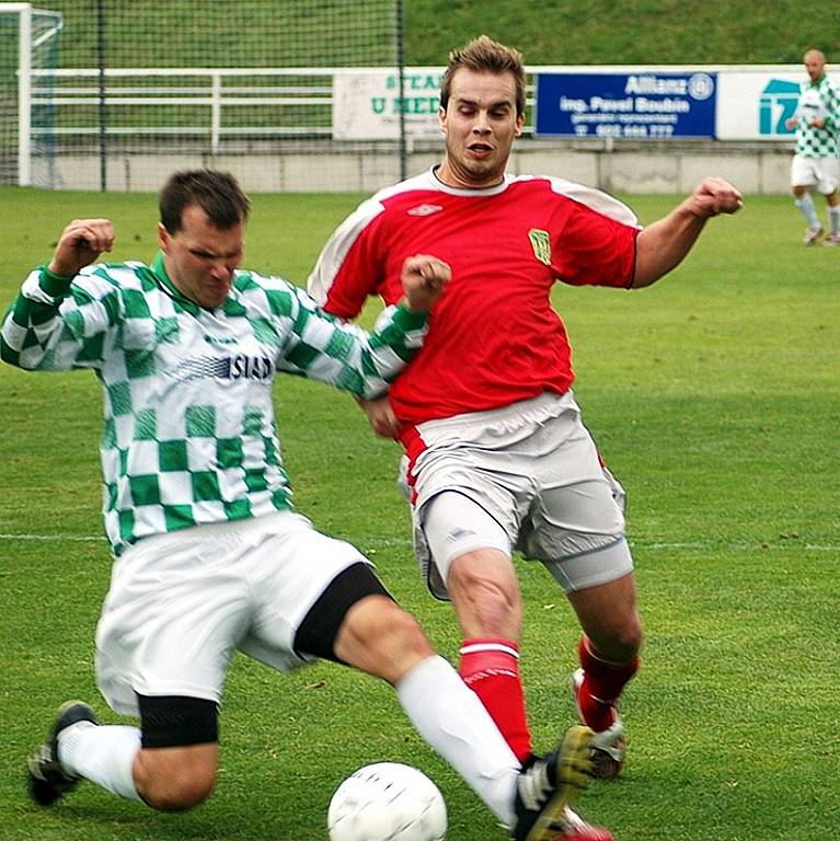 Tomáše Beránka odzbrojuje obránce Baníku Souš v  sobotním utkání KP, které Žatec doma  po zoufalém výkonu v prvním poločasu prohrál 0:1.