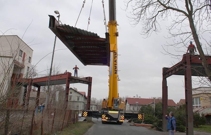 Likvidace mostku u žateckého hlavního vlakového nádraží