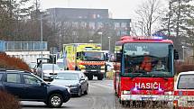 Speciální autobus přiváží účastníky nehody autobusu u Panenského Týnce do fakultní nemocnice v pražském Motole. Ta snímek zveřejnila na sociální síti s tím, že přijali 24 pacientů z této události